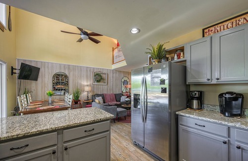 Mineral House | Beautiful waterfront townhouse w/perfect location, fireplace & WiFi