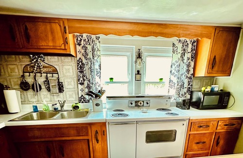Partridge House | Bed and Biscuit Inn Pet friendly ! Near Kingdom come park & Pine mtn.