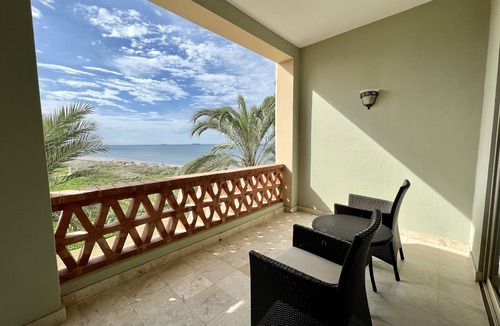 La Paz Apartment | Beguiling pool-ocean view unit