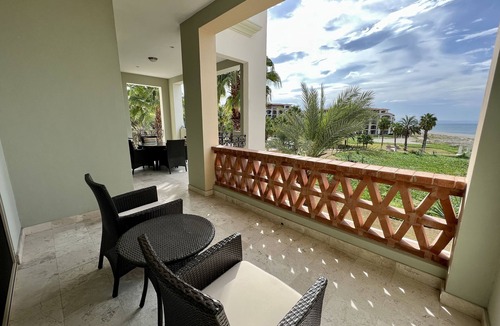 La Paz Apartment | Beguiling pool-ocean view unit