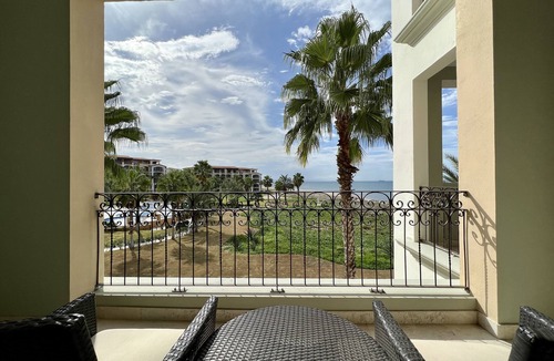 La Paz Apartment | Beguiling pool-ocean view unit
