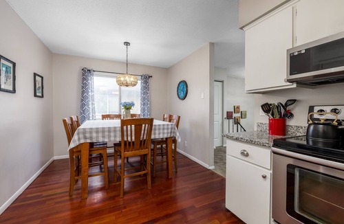 Midway House | Big Group Stay in Midway 12 Beds Near Allianz & Fairgrounds