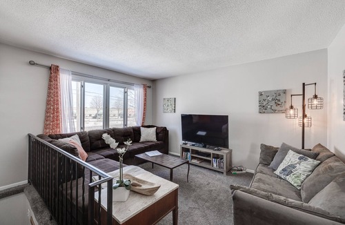Midway House | Big Group Stay in Midway 12 Beds Near Allianz & Fairgrounds