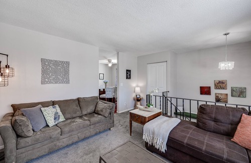 Midway House | Big Group Stay in Midway 12 Beds Near Allianz & Fairgrounds