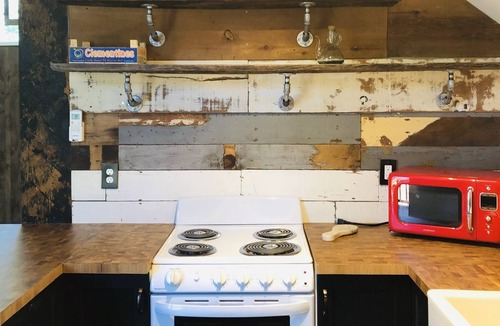 East Central Apartment | Bird's Nest Hideaway University Historic District