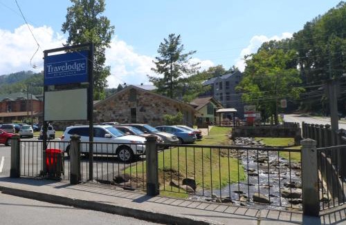 Gatlinburg Hotel | Bishop Inn Downtown Gatlinburg