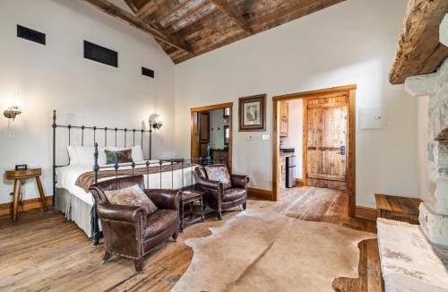 Fredericksburg Hotel | Blacksmith Quarters on Barons Creek