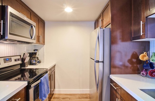 Marina del Rey Apartment | Blue Agate' Seaside Bright Waterfront Full Marina View Pool, Jacuzzi, Gym