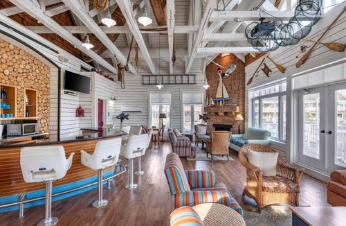 The Blue Mountains Hotel | Blue Mountain Village Modern Room – Fireplace, Balcony & Kitchen