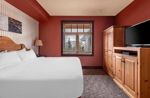 The Blue Mountains Hotel | Blue Mountain Village Modern Room – Fireplace, Balcony & Kitchen