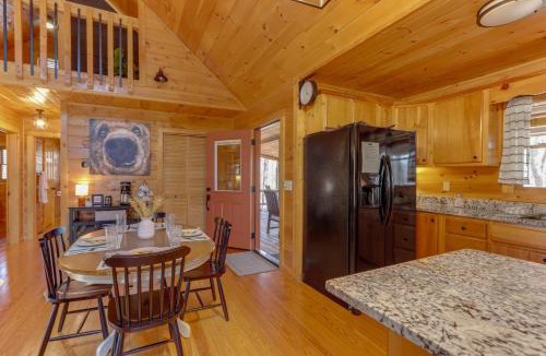McCaysville House | Blue Ridge Cabin Hot Tub, Fire Pit and Grill!