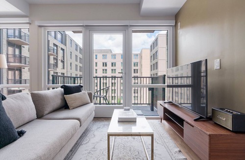 Columbia Heights Apartment | Blueground | Columbia Heights, pool, nr Meridian Hill Park