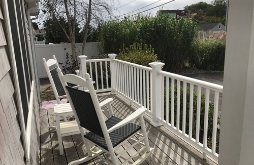 Misquamicut Cottage | Booking for Summer 2026. 3 BR Cottage! Private Parking! Beach Passes Included!