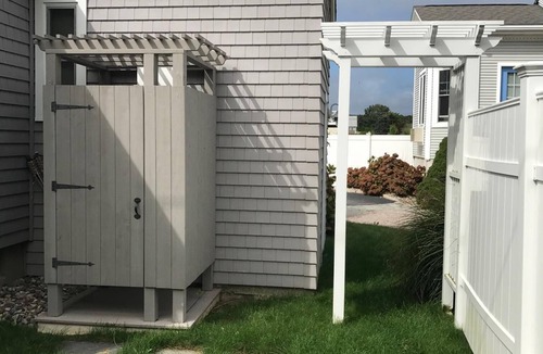 Misquamicut Cottage | Booking for Summer 2026. 3 BR Cottage! Private Parking! Beach Passes Included!