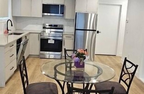 Upper Lonsdale House | Brand New: 2 Bedrooms+Den, 5 people, Laundry, 75" TV! 4min walk to Bus/Grocery