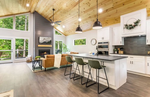 Eagle Mountain Cabin | BRAND NEW Luxury Cabin with Fire Pit + Game Room + 5 TV's + Comfortable Beds