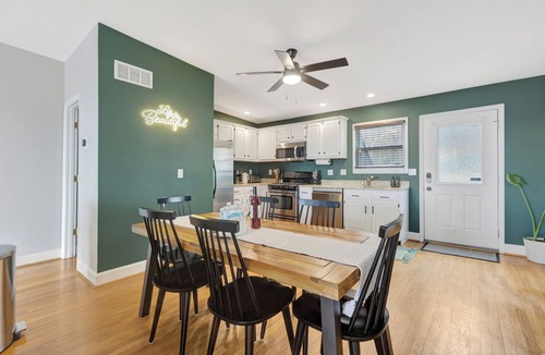 CUF House | Breathtaking City View Short Walk to Downtown King Suite Washer & Dryer