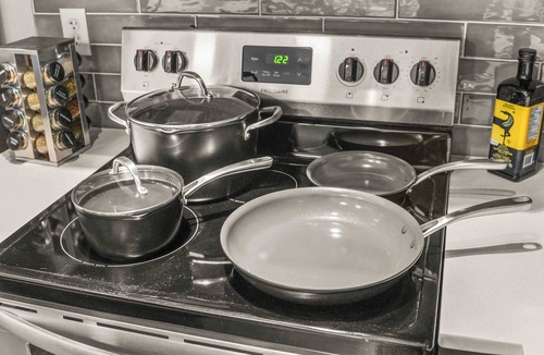 Fairpark Apartment | Bright 2BR SLC Apt Hot Tub Parking