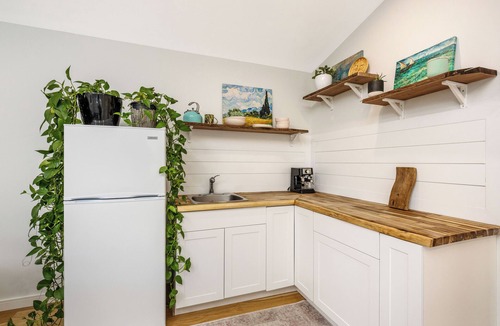Georgetown Apartment | Bright apartment near Georgetown Marketplace