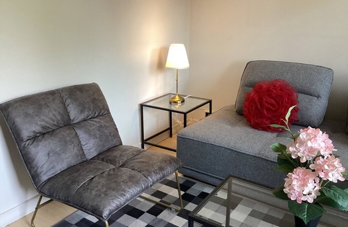 Mercier-Hochelaga-Maisonneuve Apartment | Bright cosy apartment short walk to metro green line near Olympic Village