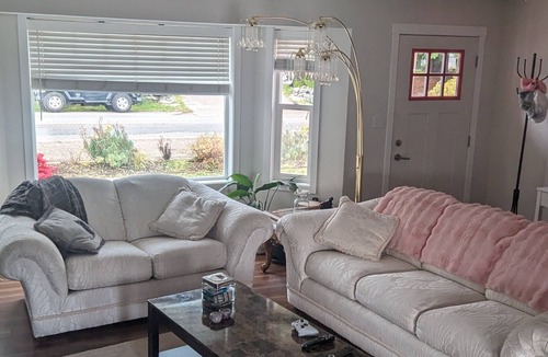 West Porpoise Bay House | Bright cozy spacious home Great for family's or couples getaway Pet friendly