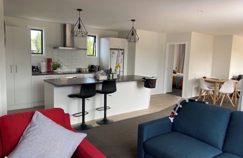 Lake Hawea Hotel | Bright, modern, open plan and 5-mins walk to Lake Hawea