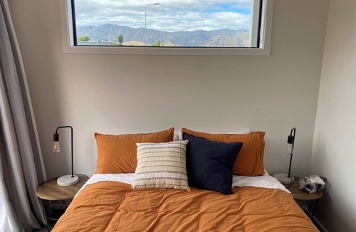 Lake Hawea Hotel | Bright, modern, open plan and 5-mins walk to Lake Hawea