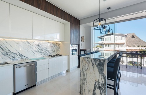 Amapas Condo | Bright Pier57 Corner Unit Ocean View Romantic Zone