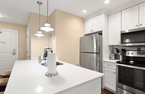 York Beach Condo | Bright York Beach Studio Condo | Full Kitchen, Fireplace & Ocean View