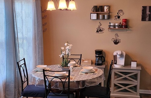 Clarksville House | Butternut Palace-Pet Friendly-Sleep 6