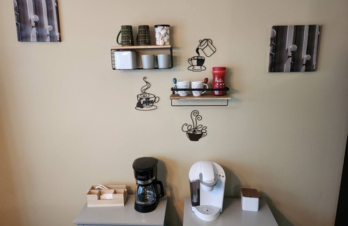 Clarksville House | Butternut Palace-Pet Friendly-Sleep 6