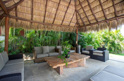 La Cruz de Huanacaxtle House | By the beach with private pool & jacuzzi
