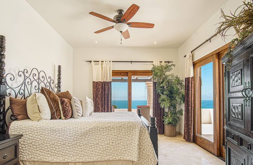 Buzzards Condo | C302 Oceanview Penthouse with Infinity pool and jacuzzi