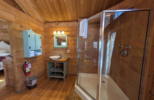 West Union Cabin | Cabin 9 Encore - Includes a Homemade Country Breakfast!