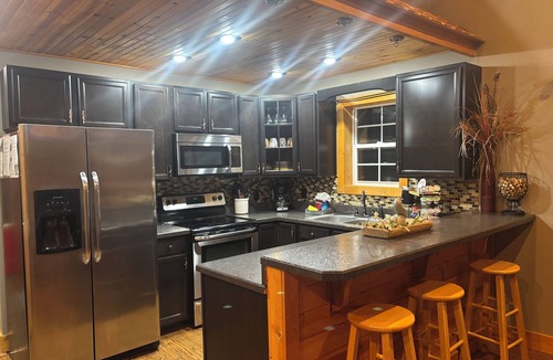 Eckerty Cabin | Cabin with amazing views & fully stocked pond for fishing minutes from Patoka
