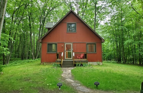 Farwell Cottage | CANDY APPLE COTTAGE- A Charming 3-bedroom cottage in soothing Farwell with WiFi