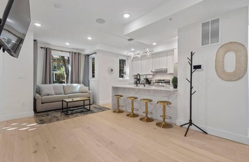 Southeast Apartment | Capitol Hill 3 Charming Townhouse in Downtown DC with Modern Kitchen with Rooftop views