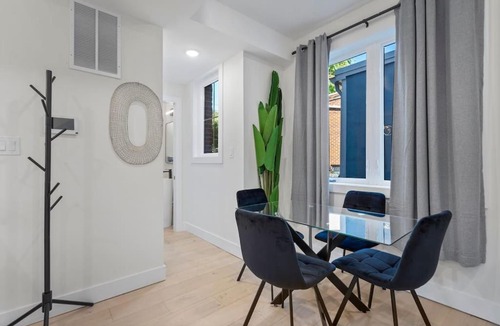 Southeast Apartment | Capitol Hill 3 Charming Townhouse in Downtown DC with Modern Kitchen with Rooftop views