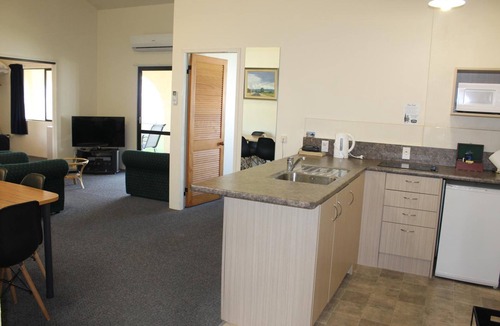 Cambridge Hotel | Captains Quarters Motor Inn