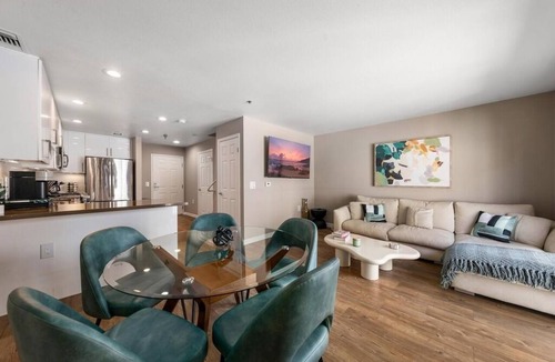 Ocean Park Apartment | Carnelian Calm' Beach Retreat Rooftop Pool Access, BBQ 1 Block to Beach, Parking