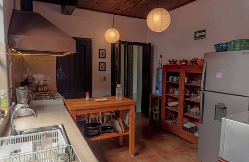 De Mexicanos House | Casa Centralita: central San Cris, with views, yard, fire pit + tree house!