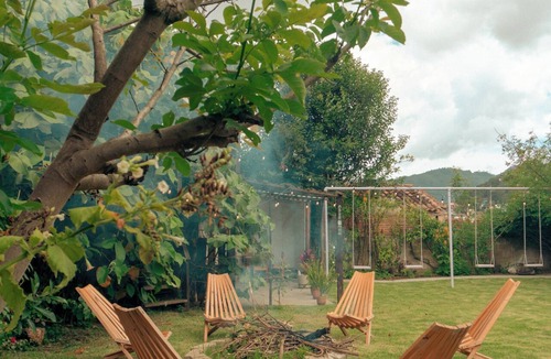 De Mexicanos House | Casa Centralita: central San Cris, with views, yard, fire pit + tree house!
