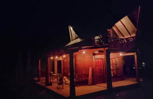 Yucatan Peninsula Ski Chalet | Casa Alegra, Chalet de Madera y Jacuzzi