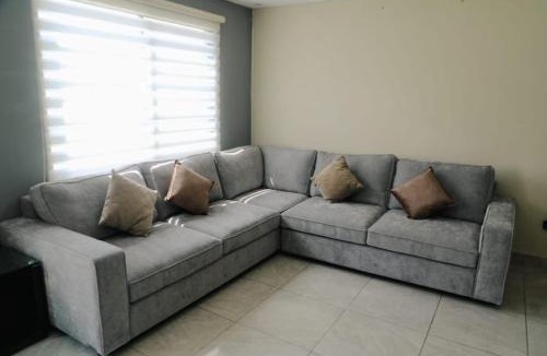 Linares House | Casa amplia, 3 recámaras, patio y estacionamiento