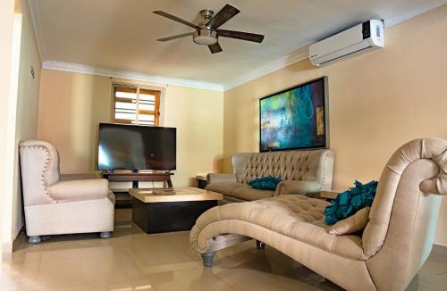 Zona Dorada Villa | Casa con alberca en excelente ubicación, para grupos grandes de personas