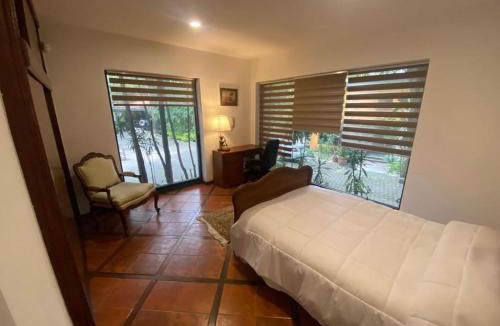 Puebla Villa | Casa entre árboles