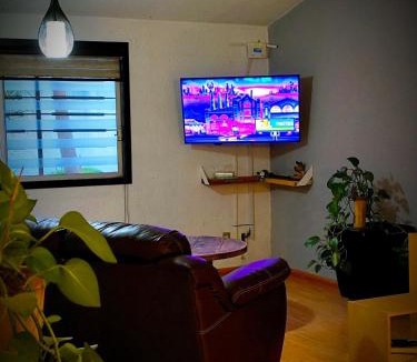 Tulancingo Apartment | Casa equipada con estacionamiento privado y jardín