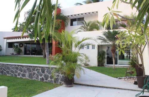 Burgos Bugambilias House | Casa Flor de Mayo