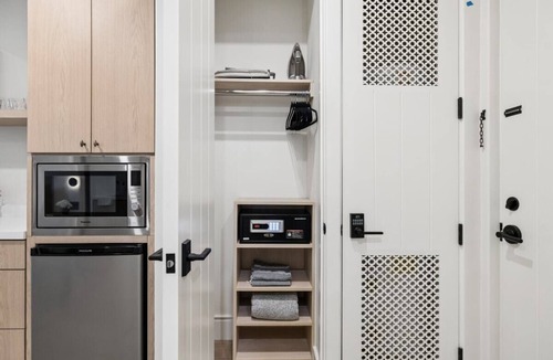 Oak Park Apartment | Casa Iglesia Studio 305
