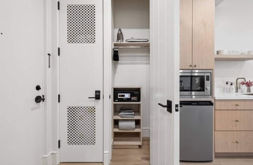 Oak Park Apartment | Casa Iglesia Studio 210